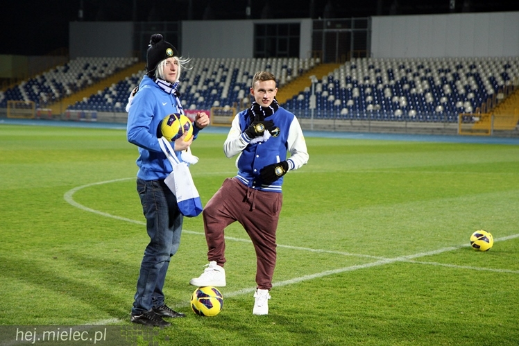 Stal na luzie, czyli wyjątkowa sesja piłkarzy FKS z klubowymi gadżetami
