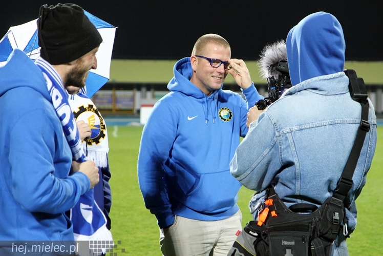 Stal na luzie, czyli wyjątkowa sesja piłkarzy FKS z klubowymi gadżetami