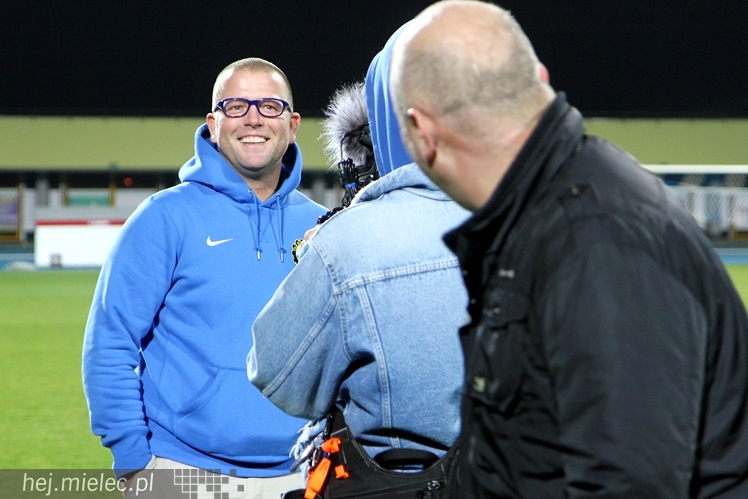 Stal na luzie, czyli wyjątkowa sesja piłkarzy FKS z klubowymi gadżetami