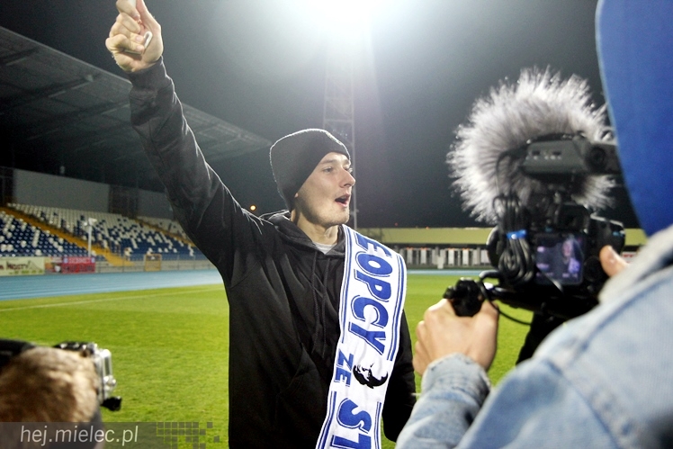 Stal na luzie, czyli wyjątkowa sesja piłkarzy FKS z klubowymi gadżetami