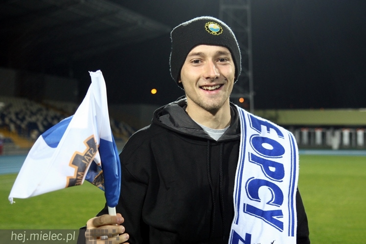 Stal na luzie, czyli wyjątkowa sesja piłkarzy FKS z klubowymi gadżetami