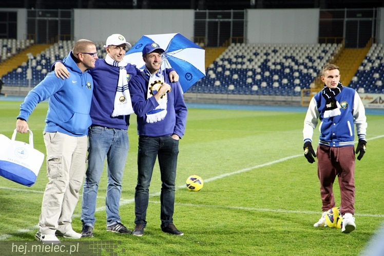 Stal na luzie, czyli wyjątkowa sesja piłkarzy FKS z klubowymi gadżetami