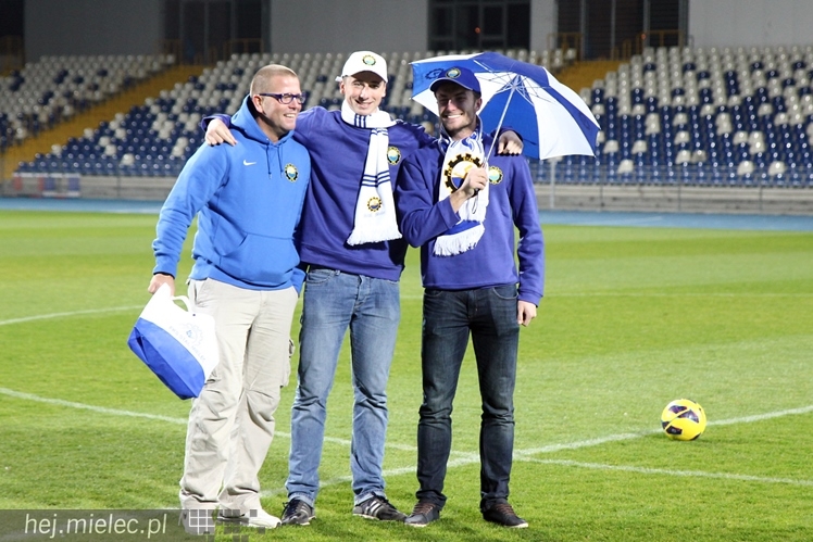 Stal na luzie, czyli wyjątkowa sesja piłkarzy FKS z klubowymi gadżetami