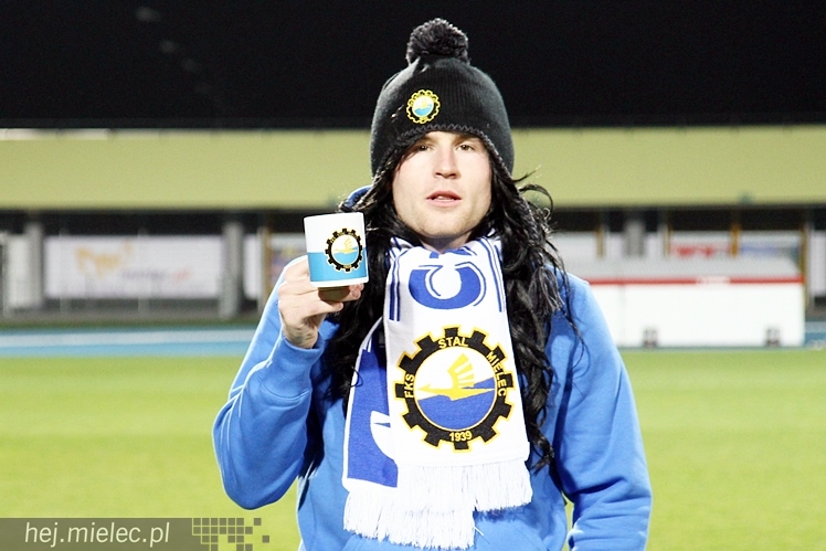 Stal na luzie, czyli wyjątkowa sesja piłkarzy FKS z klubowymi gadżetami