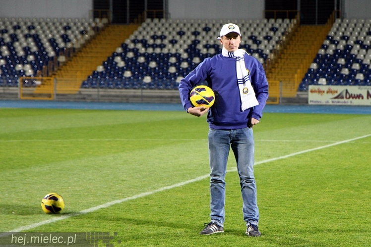 Stal na luzie, czyli wyjątkowa sesja piłkarzy FKS z klubowymi gadżetami