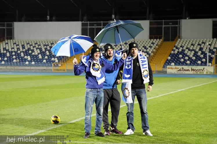 Stal na luzie, czyli wyjątkowa sesja piłkarzy FKS z klubowymi gadżetami