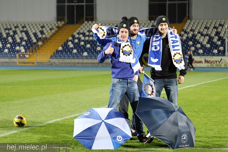Stal na luzie, czyli wyjątkowa sesja piłkarzy FKS z klubowymi gadżetami