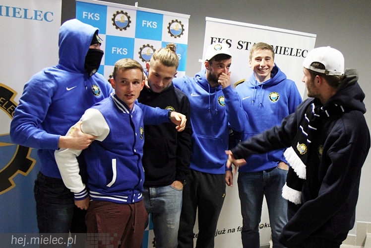 Stal na luzie, czyli wyjątkowa sesja piłkarzy FKS z klubowymi gadżetami