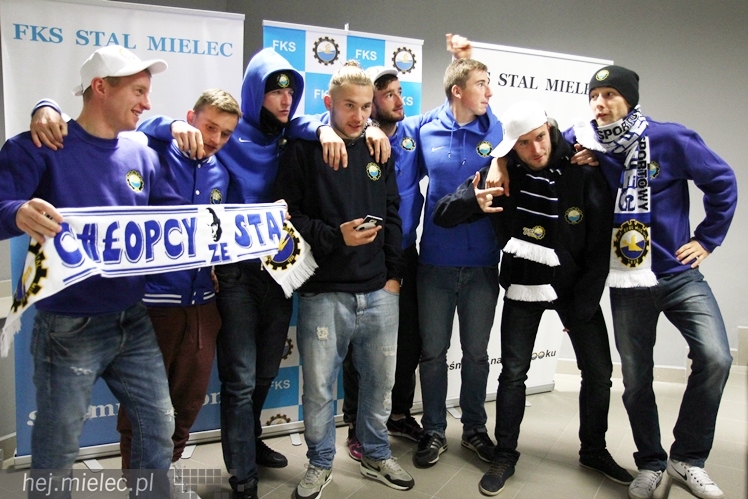 Stal na luzie, czyli wyjątkowa sesja piłkarzy FKS z klubowymi gadżetami