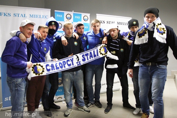 Stal na luzie, czyli wyjątkowa sesja piłkarzy FKS z klubowymi gadżetami