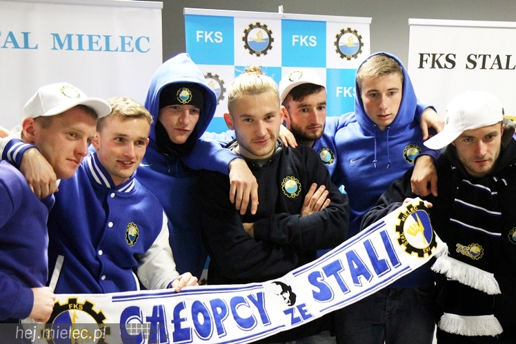 Stal na luzie, czyli wyjątkowa sesja piłkarzy FKS z klubowymi gadżetami