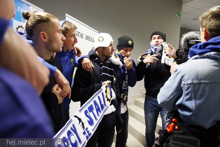 Stal na luzie, czyli wyjątkowa sesja piłkarzy FKS z klubowymi gadżetami