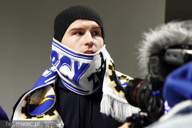 Stal na luzie, czyli wyjątkowa sesja piłkarzy FKS z klubowymi gadżetami