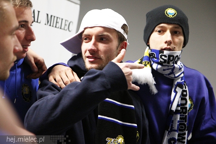 Stal na luzie, czyli wyjątkowa sesja piłkarzy FKS z klubowymi gadżetami