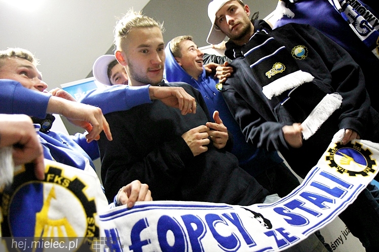 Stal na luzie, czyli wyjątkowa sesja piłkarzy FKS z klubowymi gadżetami