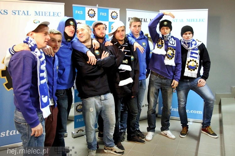 Stal na luzie, czyli wyjątkowa sesja piłkarzy FKS z klubowymi gadżetami