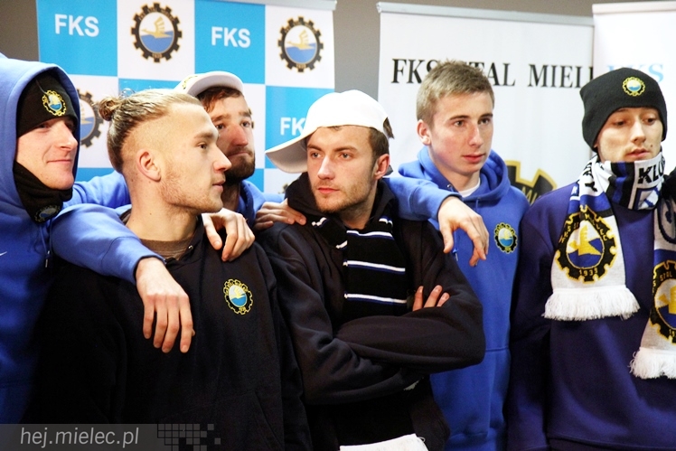 Stal na luzie, czyli wyjątkowa sesja piłkarzy FKS z klubowymi gadżetami