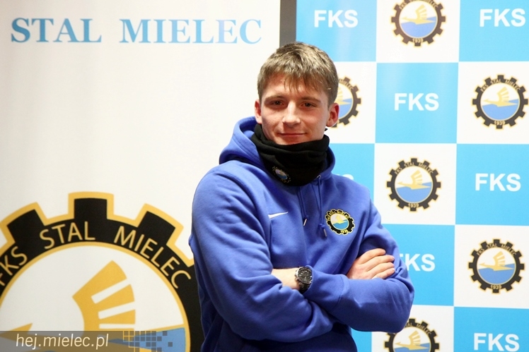 Stal na luzie, czyli wyjątkowa sesja piłkarzy FKS z klubowymi gadżetami