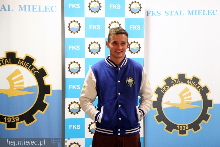 Stal na luzie, czyli wyjątkowa sesja piłkarzy FKS z klubowymi gadżetami