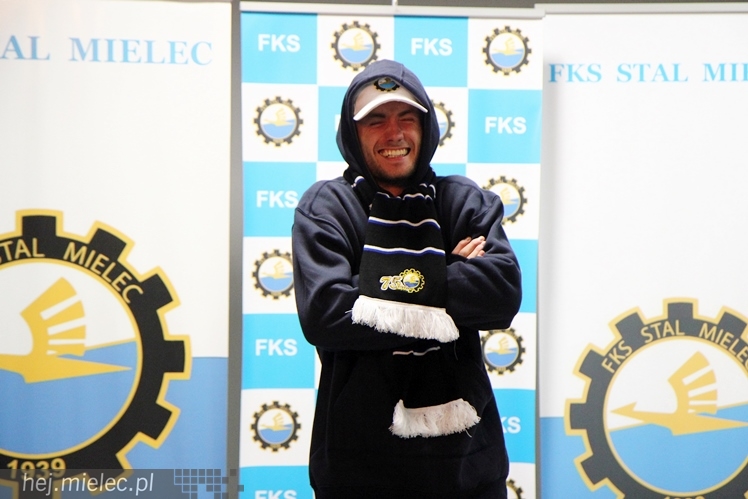 Stal na luzie, czyli wyjątkowa sesja piłkarzy FKS z klubowymi gadżetami