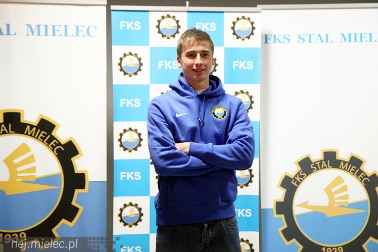 Stal na luzie, czyli wyjątkowa sesja piłkarzy FKS z klubowymi gadżetami