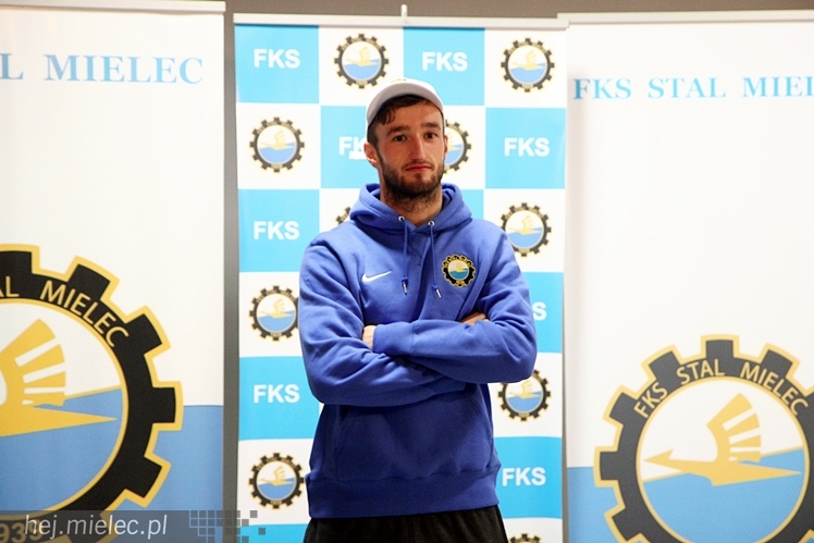 Stal na luzie, czyli wyjątkowa sesja piłkarzy FKS z klubowymi gadżetami