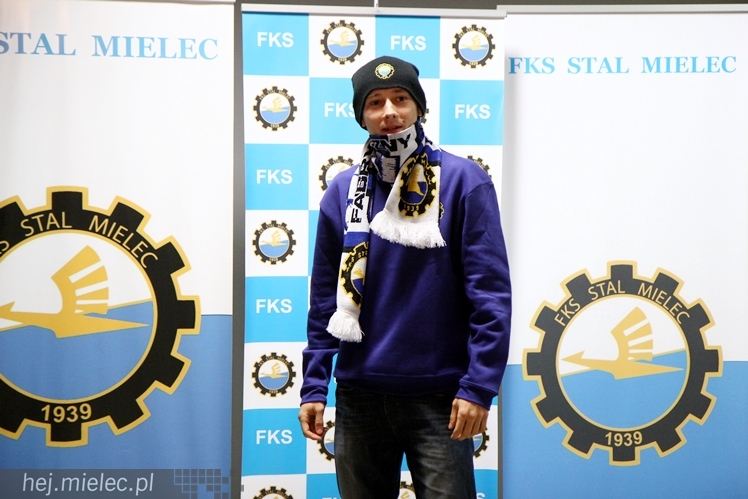 Stal na luzie, czyli wyjątkowa sesja piłkarzy FKS z klubowymi gadżetami