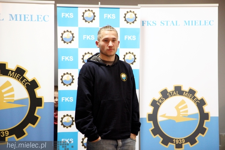 Stal na luzie, czyli wyjątkowa sesja piłkarzy FKS z klubowymi gadżetami