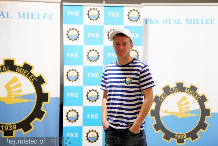 Stal na luzie, czyli wyjątkowa sesja piłkarzy FKS z klubowymi gadżetami