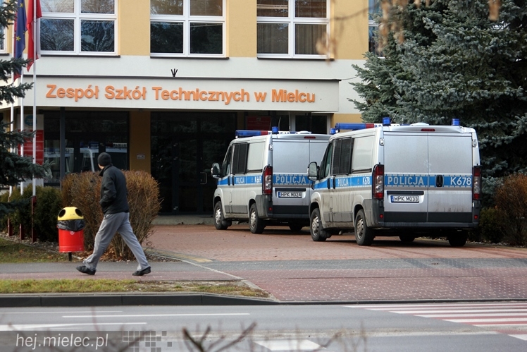 Alarmu bombowego nie ma. Policja przeszukała 20 szkół na terenie Mielca. Nic nie znaleziono
