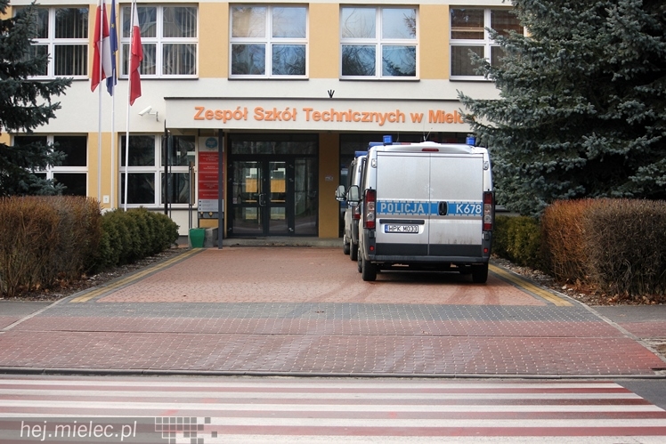 Alarmu bombowego nie ma. Policja przeszukała 20 szkół na terenie Mielca. Nic nie znaleziono