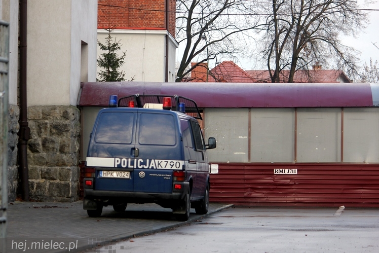Alarmu bombowego nie ma. Policja przeszukała 20 szkół na terenie Mielca. Nic nie znaleziono