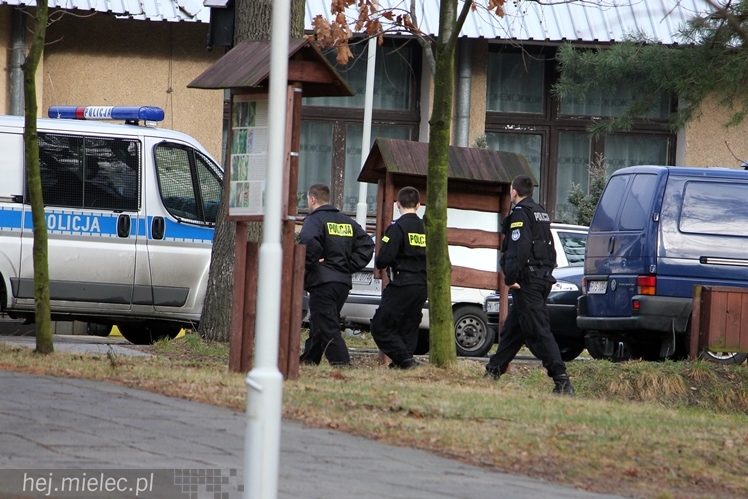Alarmu bombowego nie ma. Policja przeszukała 20 szkół na terenie Mielca. Nic nie znaleziono