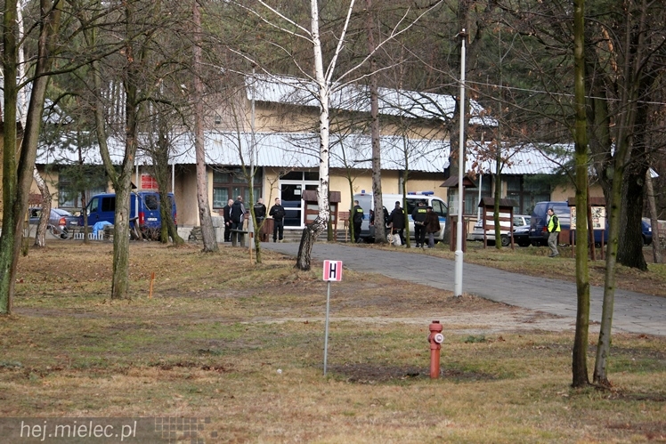Alarmu bombowego nie ma. Policja przeszukała 20 szkół na terenie Mielca. Nic nie znaleziono