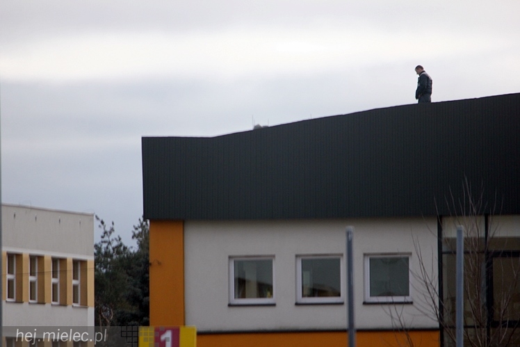 Alarmu bombowego nie ma. Policja przeszukała 20 szkół na terenie Mielca. Nic nie znaleziono
