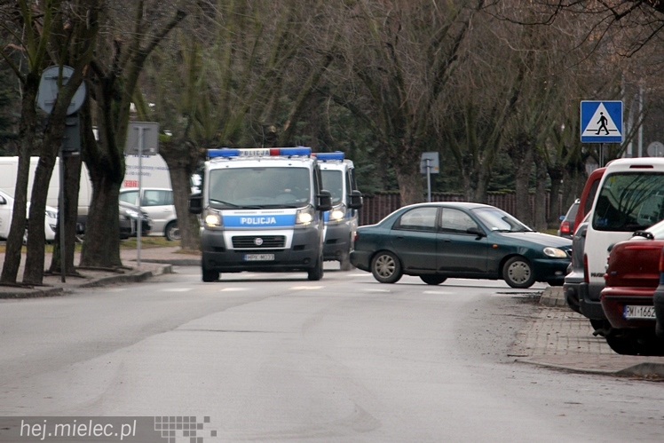 Alarmu bombowego nie ma. Policja przeszukała 20 szkół na terenie Mielca. Nic nie znaleziono