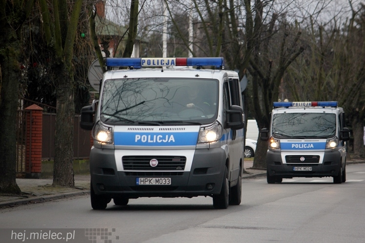 Alarmu bombowego nie ma. Policja przeszukała 20 szkół na terenie Mielca. Nic nie znaleziono