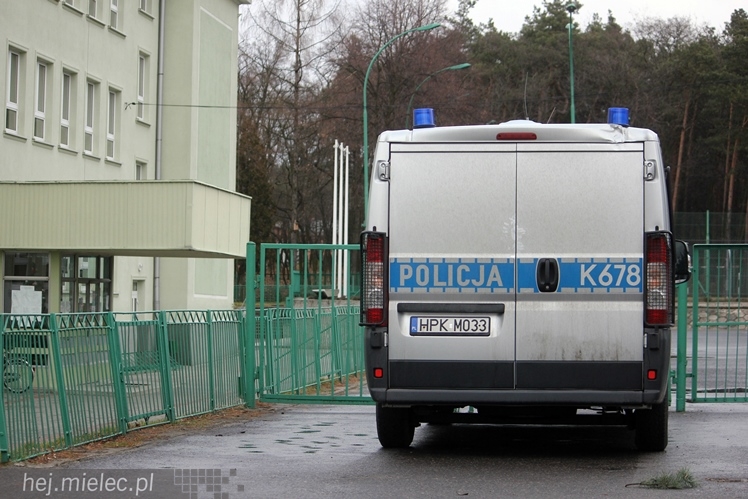 Alarmu bombowego nie ma. Policja przeszukała 20 szkół na terenie Mielca. Nic nie znaleziono