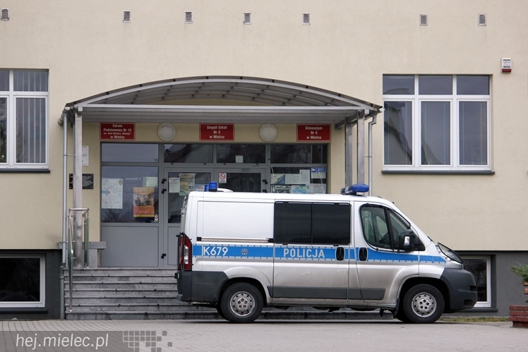 Alarmu bombowego nie ma. Policja przeszukała 20 szkół na terenie Mielca. Nic nie znaleziono