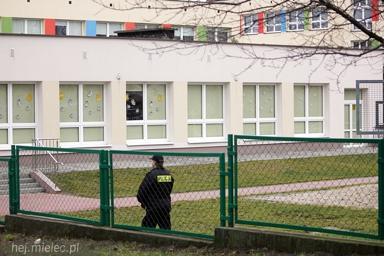 Alarmu bombowego nie ma. Policja przeszukała 20 szkół na terenie Mielca. Nic nie znaleziono