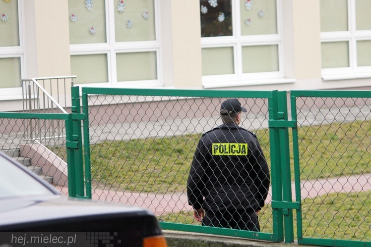 Alarmu bombowego nie ma. Policja przeszukała 20 szkół na terenie Mielca. Nic nie znaleziono