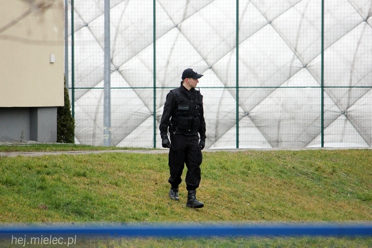 Alarmu bombowego nie ma. Policja przeszukała 20 szkół na terenie Mielca. Nic nie znaleziono