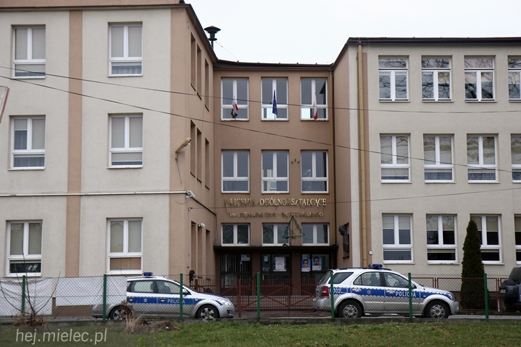 Alarmu bombowego nie ma. Policja przeszukała 20 szkół na terenie Mielca. Nic nie znaleziono