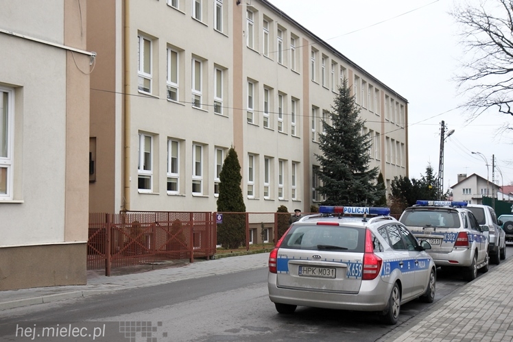 Alarmu bombowego nie ma. Policja przeszukała 20 szkół na terenie Mielca. Nic nie znaleziono