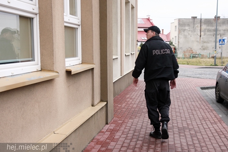 Alarmu bombowego nie ma. Policja przeszukała 20 szkół na terenie Mielca. Nic nie znaleziono