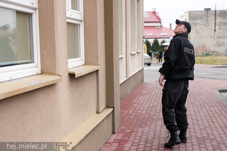 Alarmu bombowego nie ma. Policja przeszukała 20 szkół na terenie Mielca. Nic nie znaleziono