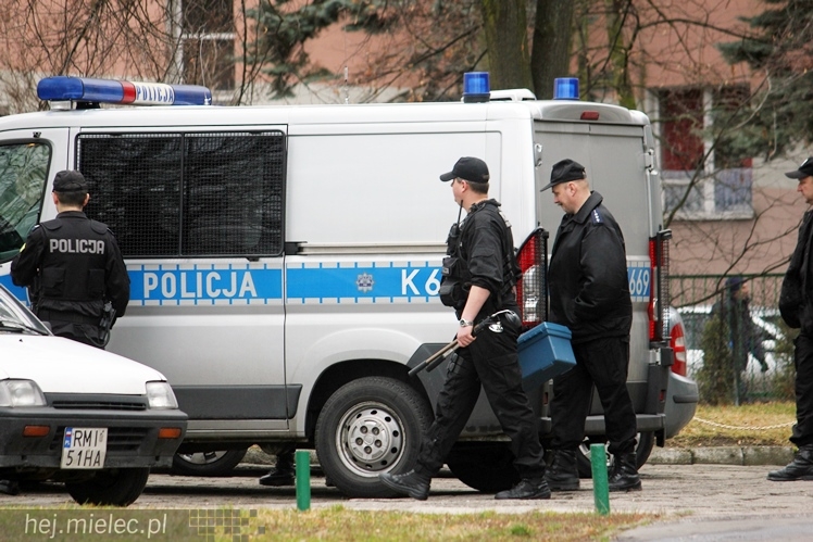 Alarmu bombowego nie ma. Policja przeszukała 20 szkół na terenie Mielca. Nic nie znaleziono