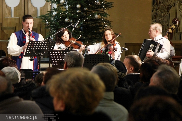 Mieleckie Kolędowanie w kościele MBNP w 2014 roku. W sumie 15 prezentacji
