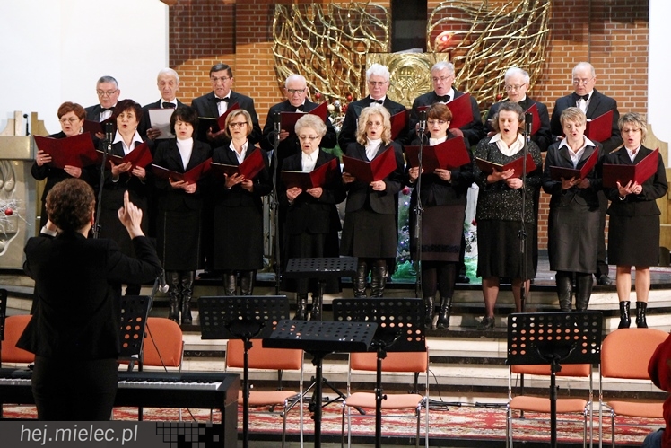 Mieleckie Kolędowanie w kościele MBNP w 2014 roku. W sumie 15 prezentacji