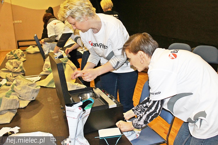 22. Finał WOŚP: kwesta na ulicach miasta i liczenie zebranych pieniędzy